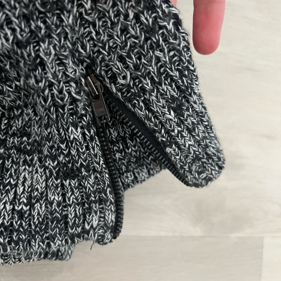 Classic Banana Republic Pullover - Picture 2 of 3